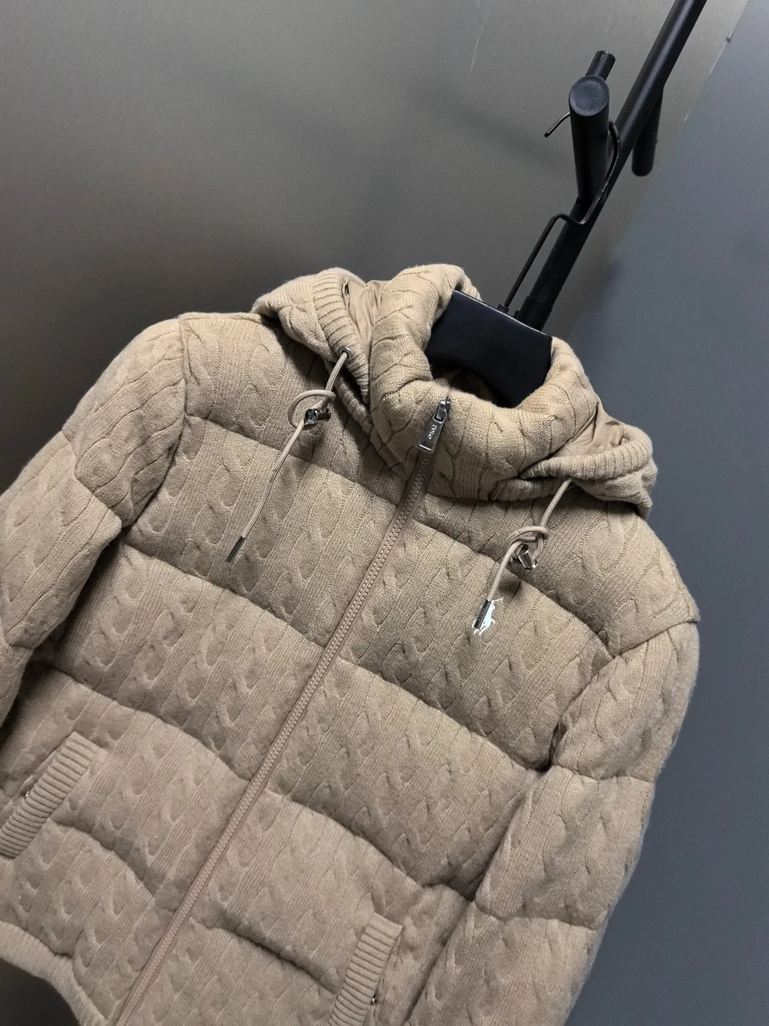 P980 Women's model The warmth of winter is within reach. 🧵 Combining classic cable knitting with warm down, Polo Ralph Lauren’s texture choice. ·: Warm winter colors, the answer to classic and style. ❄️ · Needless to say, the texture speaks for itself. Polo Ralph Lauren cable down jacket defines winter style. Color Black Khaki Size s m L xL